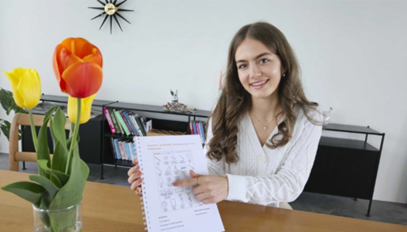 Gratulation für Maturaarbeit von Chiara Nüesch mit Titel "Integration ukrainischer Flüchtlingskinder in die Primarschule" 