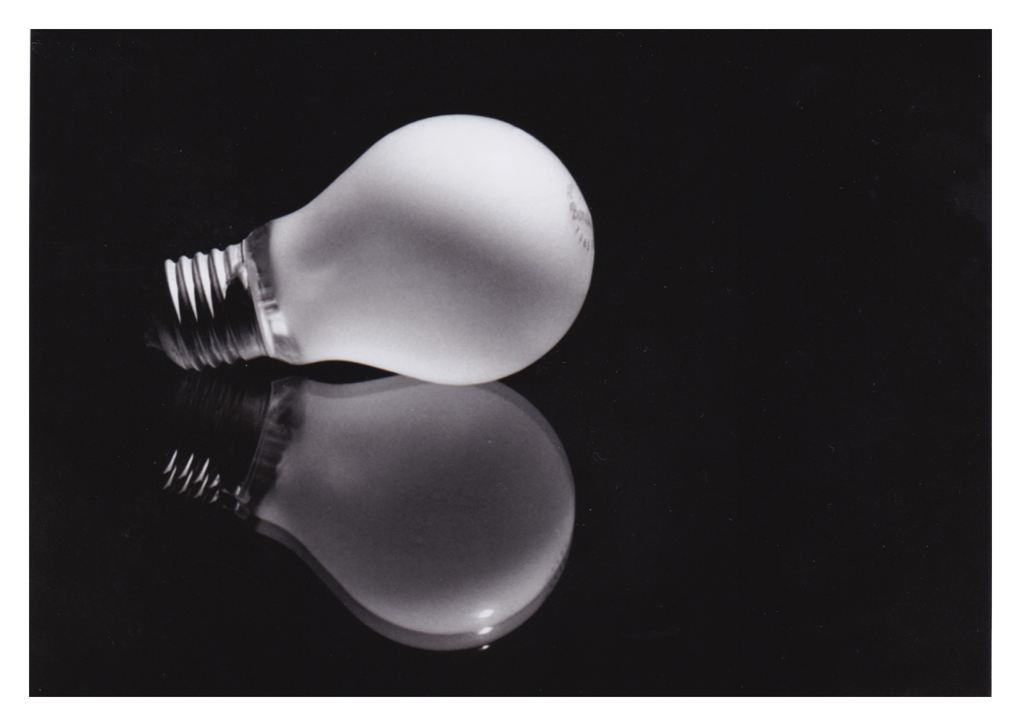 Glühbirne liegend mit Spiegelung